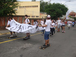 Os meninos da Jah Era carregando a bandeira em cima do skate. Demais!