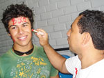 Professor Hevton pintando o Matheus Brum