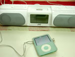 O iPod tem lugar garantido no quarto da guria. Ela adora ouvir msica e nos contou que  superecltica: escuta de msica tradicionalista gacha  pagode. Mas no momento, a sua trilha sonora favorita tem sido sertanejo universitrio.  