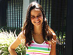 Maria Jlia Goulart, 16 anos, do Colgio Anchieta, combinou a regata divertida com o shortinho cintura alta e rasteirinha. O look  uma das apostas do vero 2010