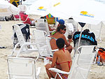 galera curtindo a beira da praia