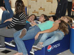 Galera relaxando do lounge da Pepsi